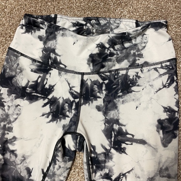 4/$24🦩 Reebok Cropped Leggings Size Small Black White Tie Dye - Picture 4 of 10